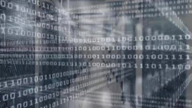 Veri akışını görselleştirmek için kareyi açtıktan sonra sunucu raflarında ikili akışlar görünür ve kaydırılır. Teknoloji, dijital, fütürist, siber güvenlik, veri, ağ, siber suç