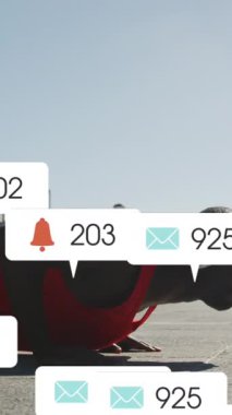 Kulaklık takan ve şınav çeken Afrika kökenli Amerikalı bir sporcunun animajı. Dijital bileşik, çoklu pozlama, egzersiz, eğitim, spor, sosyal medya anımsatıcı, teknoloji.