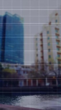 Şehir manzarası üzerinde veri işleme animasyonu. küresel iş ve dijital arayüz kavramı dijital olarak oluşturulmuş video.