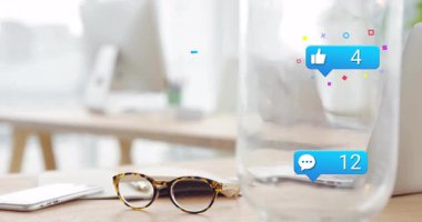 Telefonun etrafında beliren bilgilendirme baloncukları yükselen nişanı gözler önüne seriyor. Çalışma alanı, teknoloji, iletişim, dijital, üretkenlik, modern, minimalist