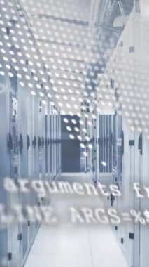 Bilgisayar sunucu odasına karşı numaralar, semboller, dünya haritası ve veri işleme animasyonları. Küresel ağ ve iş veri depolama teknolojisi kavramı