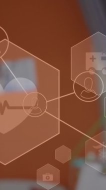 Muhtelif doktorların ve hastanedeki yaşlı kadın hastaların montajı üzerine tıbbi ikonların canlandırılması. Dijital olarak üretilen tıbbi ve sağlık hizmetleri kavramı.