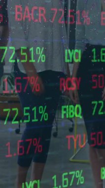 Ofiste birlikte gülümseyen çeşitli meslektaşlara karşı borsa veri işleme animasyonu. Küresel ekonomi ve iş teknolojisi kavramı