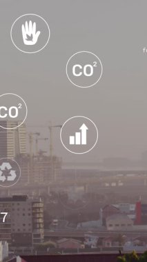 Şehir manzarası üzerinde ekolojik simgelerin ve veri işlemlerinin animasyonu. Küresel iş, finans, hesaplama, veri işleme ve bağlantılar konsepti dijital olarak oluşturulmuş video.