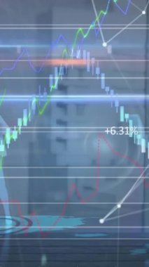 Şehirdeki veri işleme ve iş adamlarının animasyonu. küresel iş ve dijital arayüz kavramı dijital olarak oluşturulmuş video.