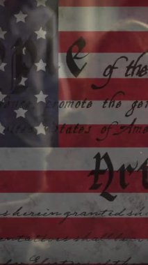 Çeşitli arkadaş grupları havai fişeklerle kutlama yaparken Amerikan bayrağının animasyonu. Vatanseverlik ve kutlama konsepti dijital olarak oluşturulmuş imaj.