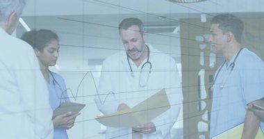 Tıbbi ekip, saydam animasyon çizelgeleriyle klasörü gözden geçiriyor. Hemşire tıkırtısı tabletinden sonra güncelleniyor. Sağlık, takım çalışması, veri analizi, profesyonel, yenilik, klinik, işbirliği