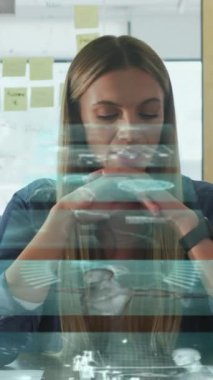 Kameraya bakan beyaz kadınla ilgili tıbbi veri işleme ekranları. iş ve tıbbi araştırma teknolojisi kavramı