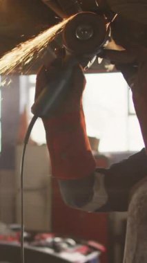 Kafkas kadın araba tamircisinin atölyede çalışması üzerine parlayan ışığın animasyonu. İşçi Bayramı, iş, işçiler, gelenek ve dijital olarak üretilen video konsepti.