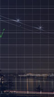 Şehir manzarası üzerinde veri işleme animasyonu. Küresel bağlantılar ve dijital veri işleme kavramı dijital video oluşturuldu.