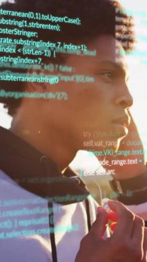 Egzersiz sırasında kulaklık kullanan bir adamın finansal veri işleme animasyonu. Küresel spor, bağlantılar, hesaplama ve veri işleme kavramı dijital olarak oluşturulmuş video.