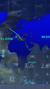 Veri işleme üzerinde şehir manzarası ve dünya haritası animasyonu. Küresel iş ve dijital arayüz kavramı dijital olarak oluşturulmuş video.
