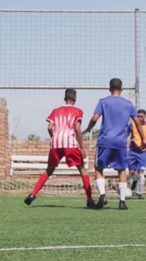 Spor sahasında futbol oynayan erkek futbolculardan oluşan bir takımın sosyal medya ikonlarının canlandırılması. Sosyal medya ağı ve spor konsepti