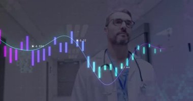 Kameraya doğru yürüyen erkek doktor, finans grafiği örtüşmesi ile artan bir eğilim gösteriyor. Tıbbi, sağlık, profesyonel, teşhis, analitik, veri, klinik