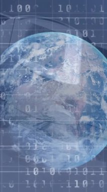 Finansal veri, bir kart makinası kullanarak Dünya 'nın dört bir yanındaki kişinin eline karşı işleniyor. Dijital ödeme teknolojisi kavramı