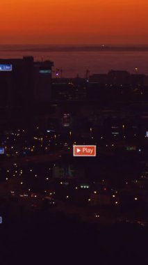 Şehir manzarası üzerinde sosyal medya veri işleme animasyonu. Dijital olarak oluşturulmuş küresel sosyal medya, bağlantılar, hesaplama ve veri işleme kavramı.