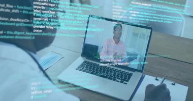 Son sınıf öğrencisi bilgisayarda uzaktan aramaya başlıyor sunucu teknik eğitim için kod gösterimi yapıyor. Dijital, profesyonel, minimalist, teknoloji, iletişim, işbirliği, yenilikçi