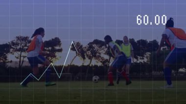 Turuncu önlüklü oyuncu, futbol antrenmanında savunma baskısı altında sağdan ve ilerleyen toptan giriyor. Atletizm, takım çalışması, spor, enerji, rekabet, açık hava, birlik