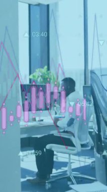 Değişen numaralarla birden fazla grafik animasyonu, ofiste cep telefonuyla konuşan bir kadın. Dijital bileşik, çoklu pozlama, rapor, iş, büyüme, kâr ve teknoloji kavramı.