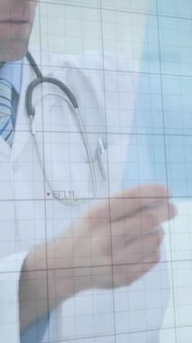 Röntgen raporunu inceleyen beyaz erkek doktor sayısında artış ve grafiklerin animasyonu. Dijital bileşik, çoklu pozlama, rapor, finans, iş, tıbbi ve sağlık konsepti.