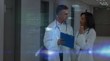 İki doktor pano notlarını inceleyerek hasta kayıtlarını doğrulayan yüzen veriler oluşturuyor. Tıbbi, takım çalışması, işbirliği, teknoloji, profesyonellik, hastane, iletişim