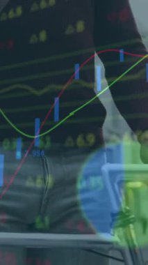 Sokakta akıllı telefon kullanarak bisikletli Afro-Amerikan bir adam üzerinde veri işleme animasyonu. Küresel ekonomi ve iş teknolojisi kavramı