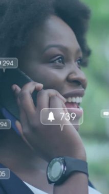 Medya ikonlarının Afro-Amerikan kadınlarının akıllı telefondan konuşmaları üzerine animasyonu. Teknoloji, sosyal medya ve dijital arayüz konsepti dijital olarak oluşturulmuş video.