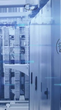 Bilgisayar sunucularına karşı matematik denklemleri ve veri işleme animasyonları. İş veri depolama teknolojisi kavramı