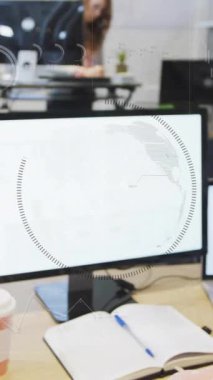 Kafkasyalı iş kadınıyla ilgili finansal veri işleme animasyonu. Küresel finans, iş, bağlantılar, hesaplama ve veri işleme kavramı dijital olarak oluşturulmuş video.