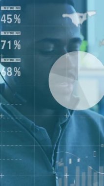 Veri analizi ve dünya haritası animasyonu ile ofisteki işadamı. technology, digital, corporate, finans, global, strateji