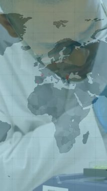 Laboratuardaki ekipmanlarla bilim adamlarının ellerinin test ettiği dünya haritasının animasyonu. ealthcare, medikal araştırma ve korunma Coronavirus covid 19 salgını sırasında, dijital olarak üretilen video.