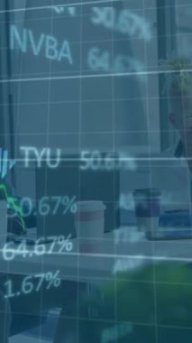 Çeşitli erkek ve kadın meslektaşların günlük toplantılarda tartıştıkları veri işleme animasyonları. Dijital arayüz, takım çalışması, iş, ofis, ağ ve iletişim, dijital olarak oluşturulmuş video.