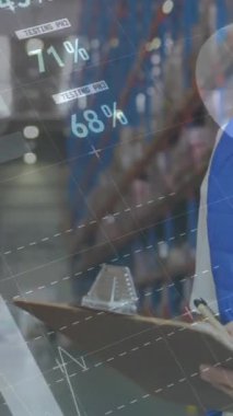 Depoda panoya yazı yazan adamın veri işleme animasyonu. küresel sevkiyat, dağıtım ve bağlantılar konsepti dijital olarak oluşturulmuş video.