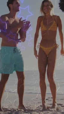 Neon yıldızlarının animasyonu, kumsalda dans eden farklı arkadaşlara göre renk değiştiriyor. Tatiller, tatiller, arkadaşlık ve birlikte zaman geçirme konsepti dijital olarak oluşturulmuş video.