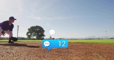 Genç bayan beyzbol oyuncusu talim sırasında atmadan önce baloncukları sayarak çömeldi. Sporcu, spor, antrenman, hareket, açık hava, teknik, performans