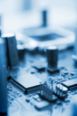 Bilgisayar ana kartındaki mikro parçaların yakın plan görüntüsü