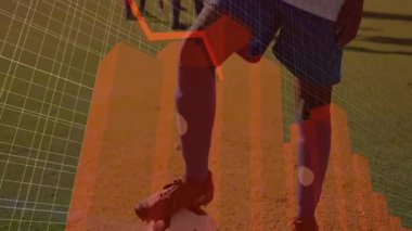 Kamera ayak dengeleyici futbol topu üzerinde dönüyor ve spor analizi için veri örtüşmesi başlatılıyor. Sporcu, takım çalışması, strateji, performans, dijital, fitness, açık hava