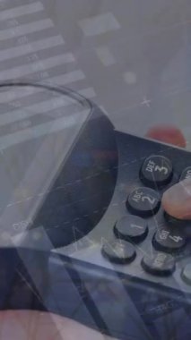 Ödeme terminalini kullanan bir kadının finansal veri işleme animasyonu. Küresel iş, finans, çevrimiçi ödeme ve veri işleme kavramı dijital olarak oluşturulmuş video.