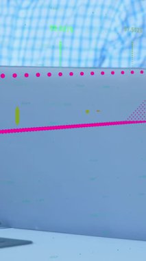 Elektronik cihazlar kullanarak iş arkadaşlarının orta bölümündeki finansal veri işleme animasyonları. Küresel finans ve iş teknolojisi kavramı