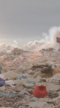 Gün batımında bulut animasyonu atık alanı üzerinde hızla hareket ediyor. Çevre, küresel ısınma ve iklim değişikliği kavramı dijital olarak oluşturulmuş video.