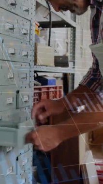 Kafkas erkek marangozun atölyede çalışmasının veri işleme animasyonu. Küresel iletişim, iş ve dijital arayüz kavramı dijital olarak oluşturulmuş video.