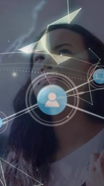 Dünya 'yla kadın üzerinden bağlantı ağının animasyonu. Küresel teknoloji, bağlantılar ve dijital arayüz konsepti dijital olarak oluşturulmuş video.