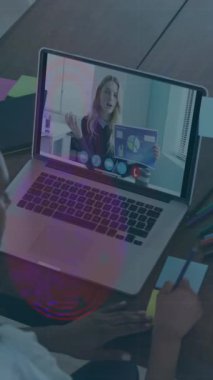 Bilgisayar kullanan iş adamları üzerinde harita ve veri işleme animasyonu. Küresel iş dijital arayüzü teknolojisi ve dijital olarak oluşturulan ağ konsepti.