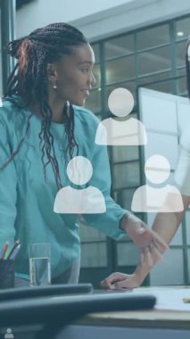 Çeşitli kadın çalışanlar üzerinde akış çizelgelerinin animasyonu plan ve el sıkışma hakkındaki fikirlerini paylaşıyor. Dijital bileşik, çoklu pozlama, iletişim, planlama ve takım çalışması kavramı.