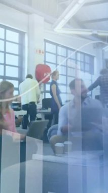 Ofisteki iş adamları üzerinde finansal veri işleme animasyonu. küresel işletme ve finans ve ağ konsepti dijital olarak oluşturulmuş video.