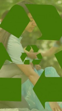 Çeşitli gönüllülerin atıkları ayırması üzerine ekoloji ikonlarının animasyonu. Geri dönüşüm haftası, ekoloji ve kutlama konsepti dijital olarak oluşturulmuş video.