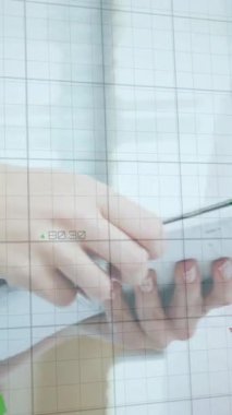 Hastanedeki çeşitli erkek ve kadın doktorların veri işleme animasyonları. Tıp, sağlık, hastane, bilgisayar ve dijital arayüz kavramı dijital olarak oluşturuldu.