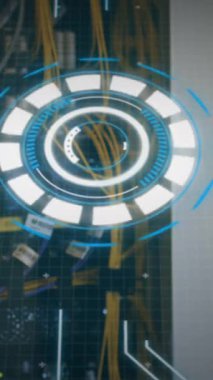 Sunucu odasında çalışan kadın mühendis üzerinde yuvarlak tarayıcı ve veri işleme animasyonu. Bilgisayar arayüzü ve iş veri depolama teknolojisi kavramı