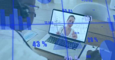 Doktor danışman çağrısı alıyor, notlar alıyor ve bütçe incelemesi için animasyon finans tabloları kullanıyor. Profesyonel, işbirliği, teknoloji, analitik, iletişim, sağlık, yenilik