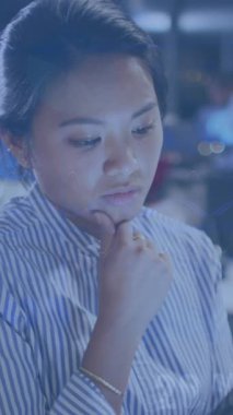 Tabletli Asyalı iş kadını hakkında finansal veri işleme animasyonu. Küresel iş, finans, bilgisayar ve veri işleme kavramı dijital olarak oluşturulmuş video.